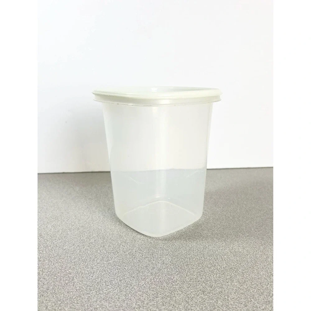 Vintage 1.8 pint Rubbermaid #8 Servin Saver‎ Square Storage Canister White Lid